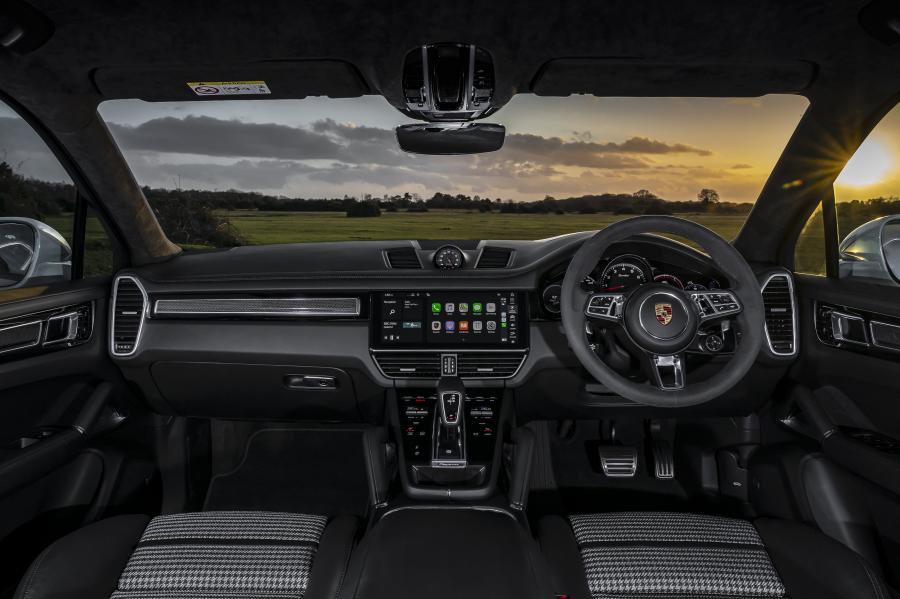 Торпедо Porsche Cayenne Turbo Coupe 2019 года  (UK) (фото 17 из 18)